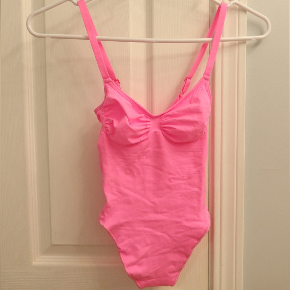 Skims Seamless Sculpt Thong Bodysuit in Pink. Size Small.
